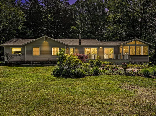 6368 E Lake Ln, Sawyer, MI 49125