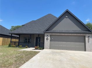 300 Ryder St, Gentry, AR 72734