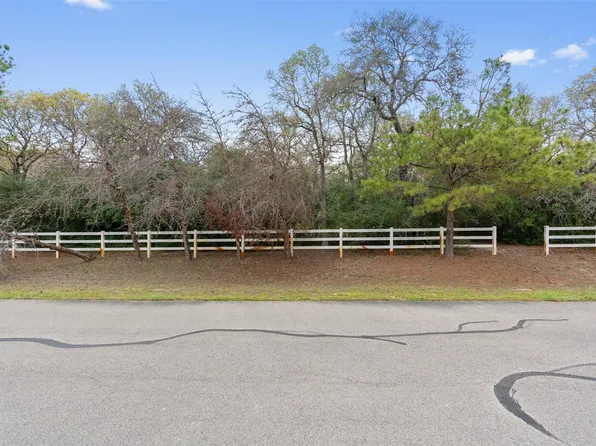 124 Kingwood Dr, Elgin, TX 78621