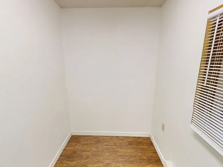 2409 W 9th St — Photo 11