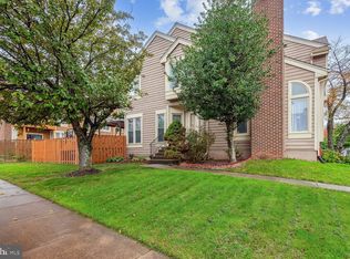 1075 Trevino Ln, Herndon, VA 20170