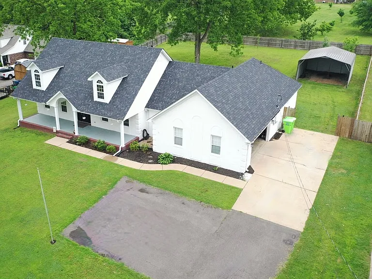 334 Meadowland Dr — Photo 1