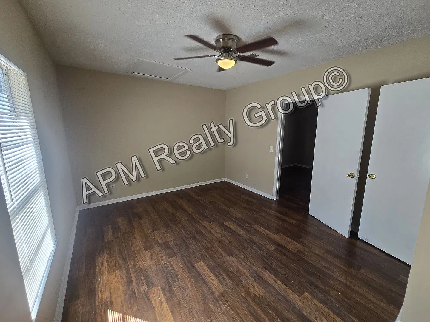 Two bedroom upstairs apartment — Photo 4