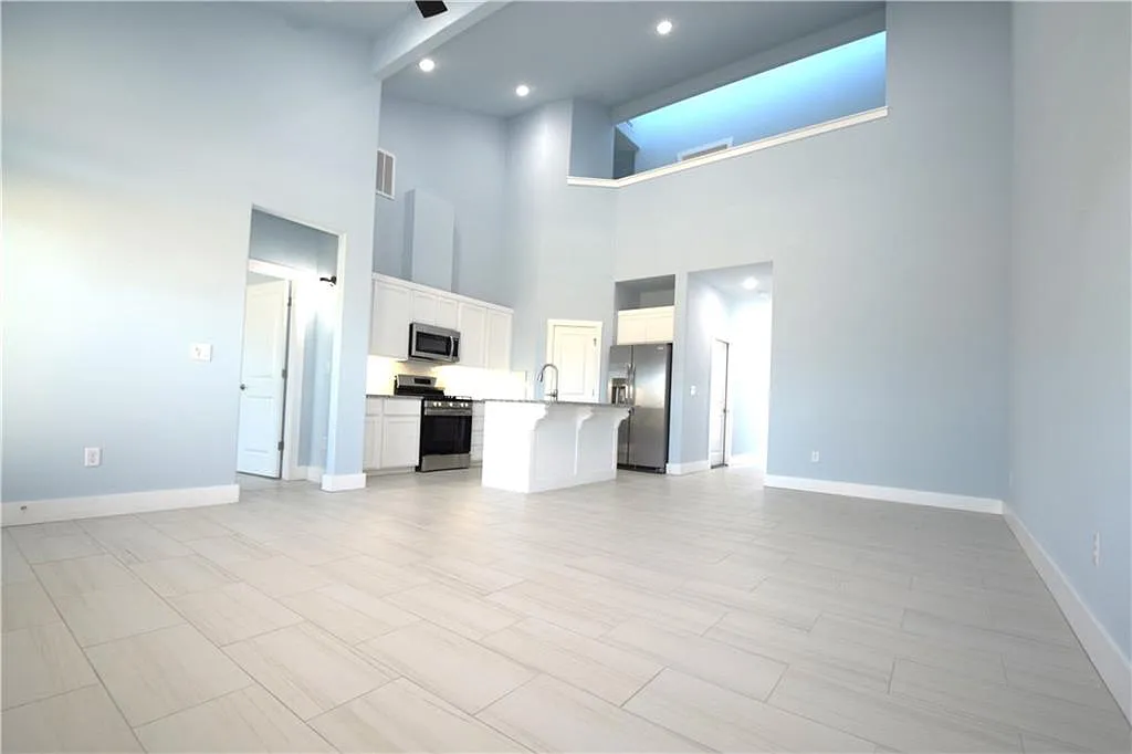 3 bed, 2.5 bath, 1420 sqft, $1,650 — Photo 4