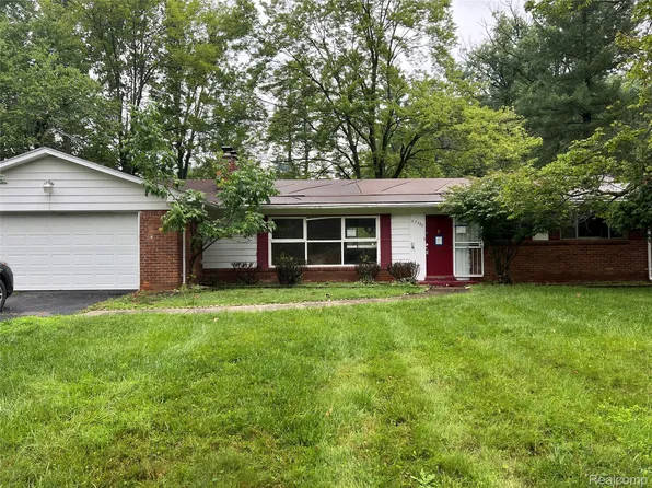 22080 Rougewood Dr, Southfield, MI 48033