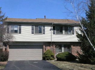 101 Mayberry Ct, Rolling Meadows, IL 60008