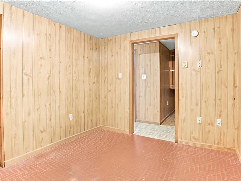 102 Linwood Ct — Photo 36