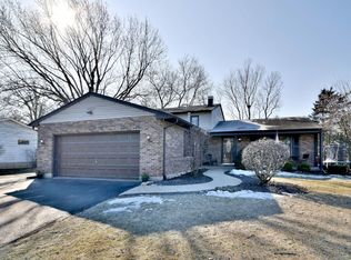 6903 Meadow Dr, Crystal Lake, IL 60012