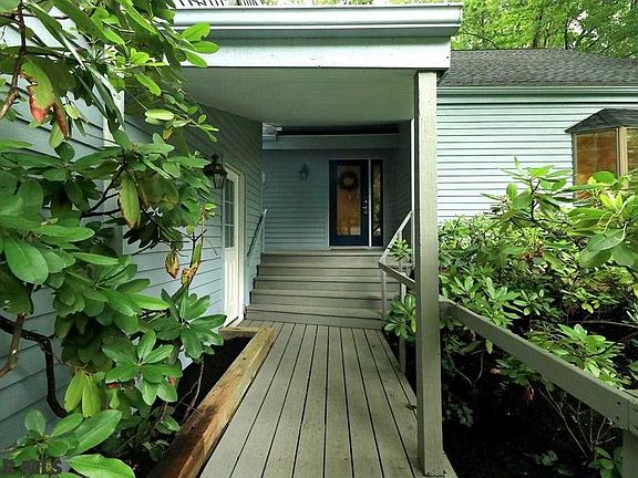 4th image of 668 Berkshire Dr