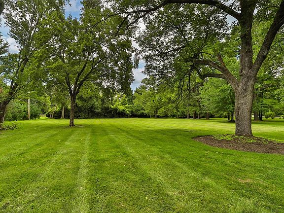 3rd image of 4 Huntleigh Manor Ln