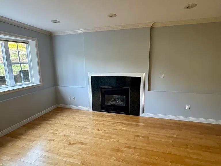 313 E 27th St — Photo 13