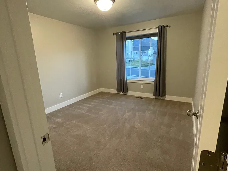 537 E 860 S — Photo 12