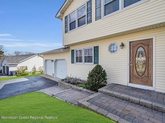 3rd image of 215 Woodberry Dr