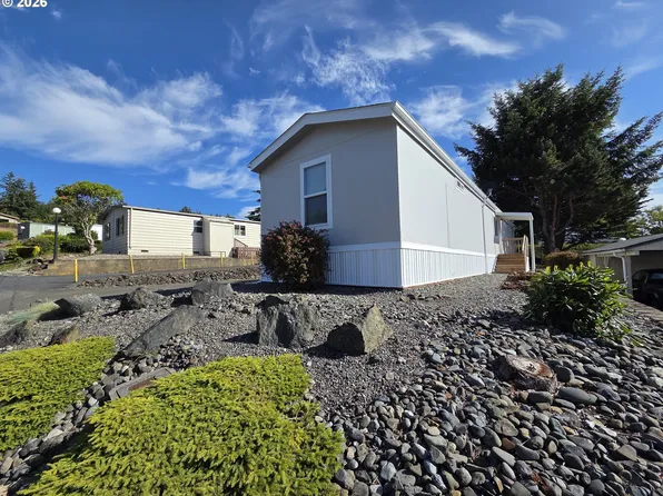 1240 Embarcadero Cir, Coos Bay, OR 97420