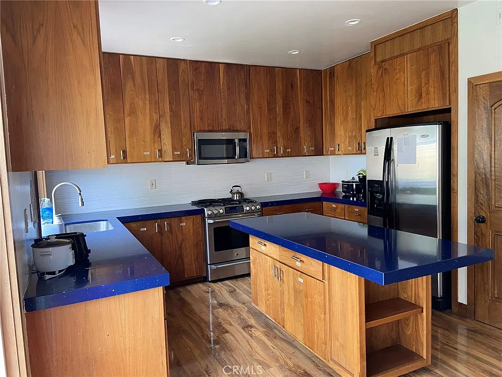 6 bed, 2925 sqft, $4,400 — Photo 2