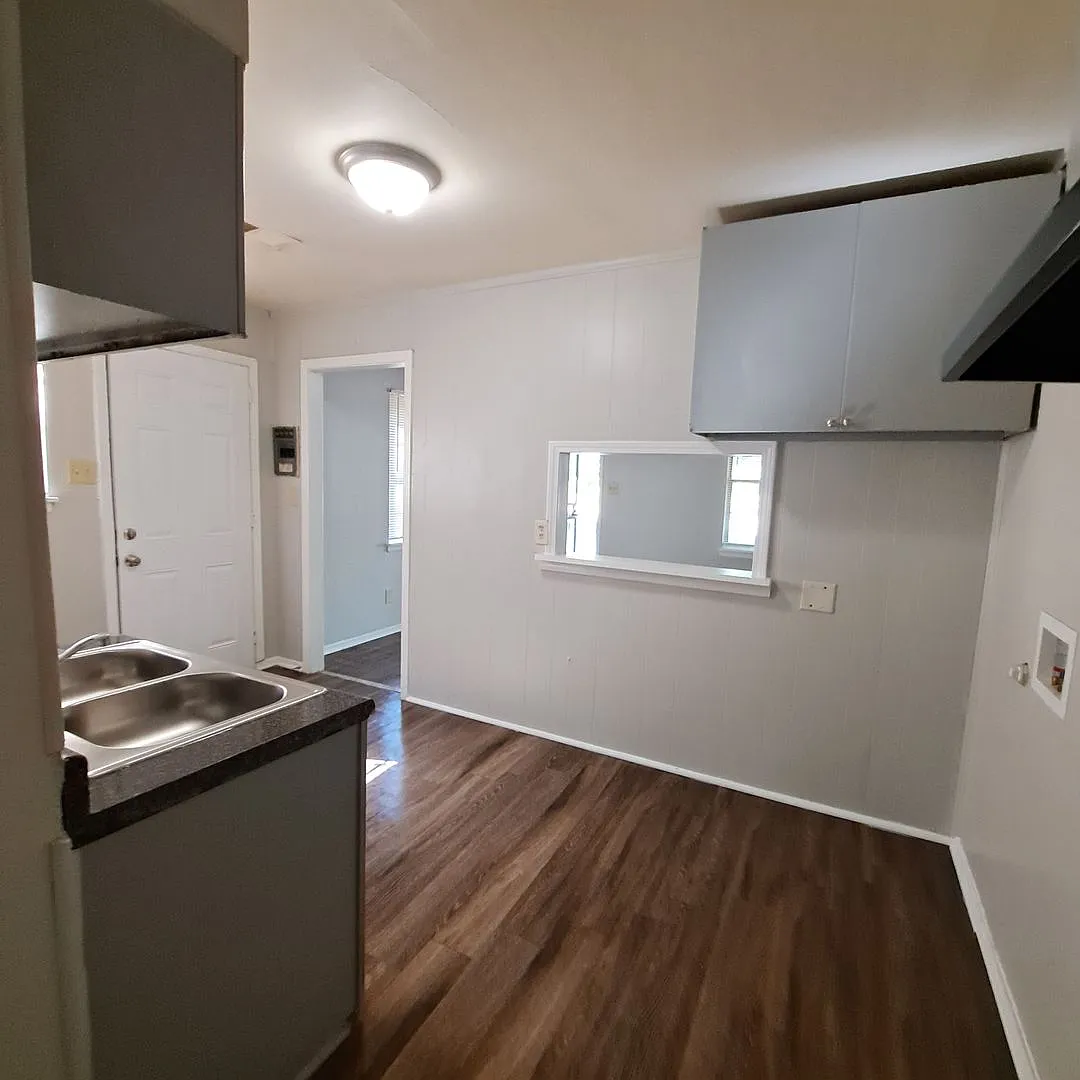 First Month Rent Free!! Welcome to 2655 Whitman! — Photo 4