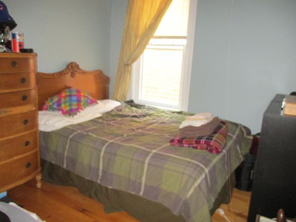 bdrm fits full/qu bed and dresser
