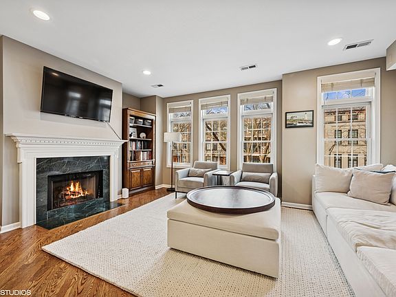 2nd image of 1127 W Wrightwood Ave #2W
