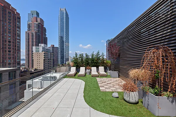 Rented by Villa Spaces Inc. | media 32