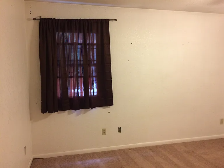 1112 E Canby St — Photo 16
