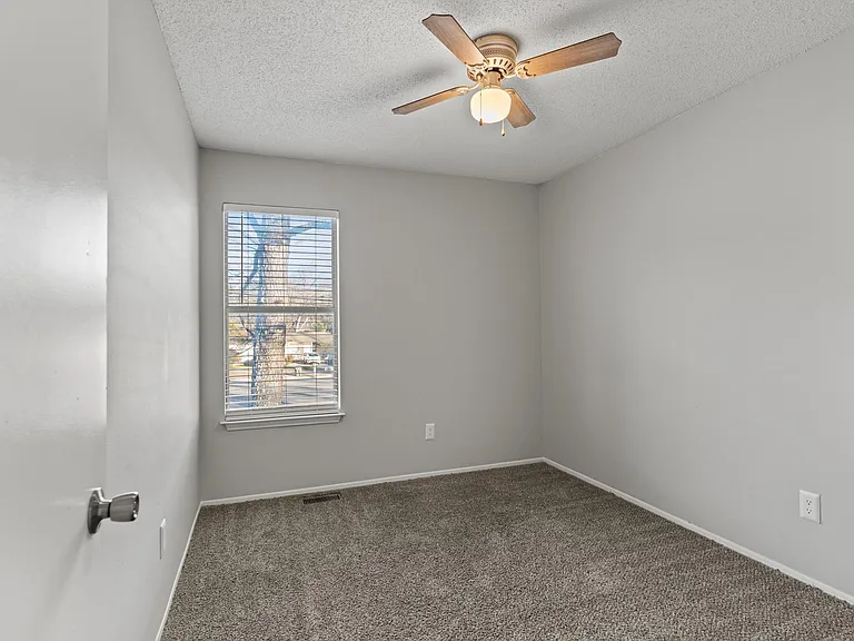 Wilshire Park Apartments — Photo 14