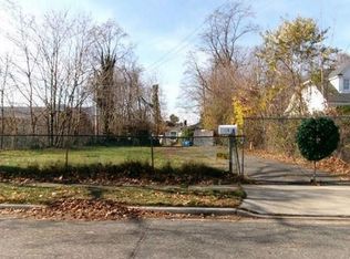 18 N Baldwin Pl, Massapequa, NY 11758