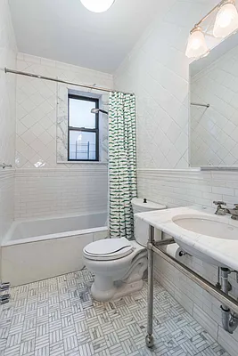 Sold by AAU Real Estate Advisors | media 18