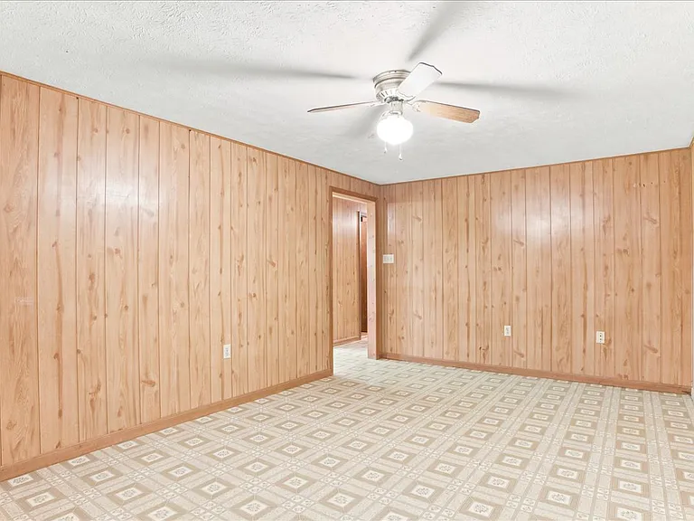 102 Linwood Ct — Photo 44