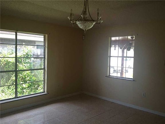 3rd image of 2808 Williamsburg Dr