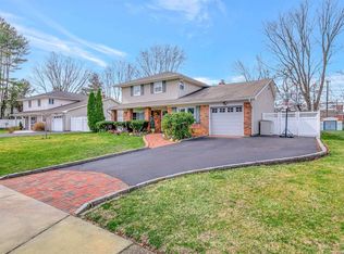 44 Carnegie Dr, Smithtown, NY 11787