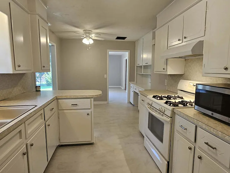 708 W Hartwood Ave — Photo 10