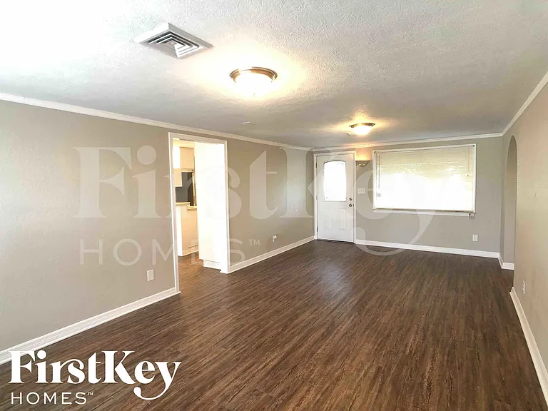 645 Lexington St — Photo 3