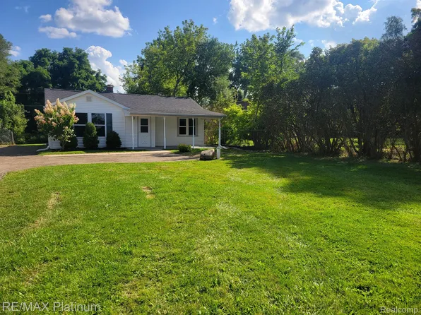 8210 Hyne Rd, Brighton, MI 48114