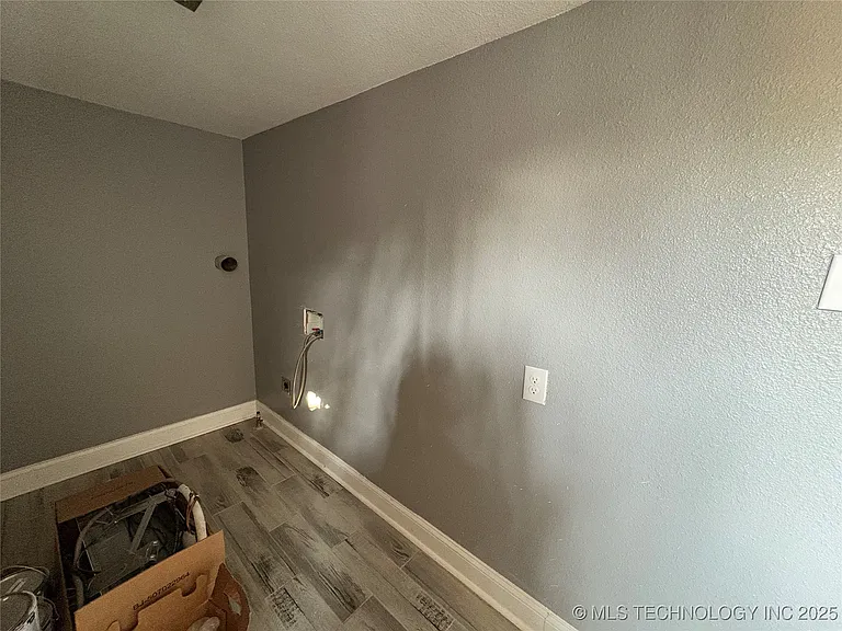109 N Walker St — Photo 11