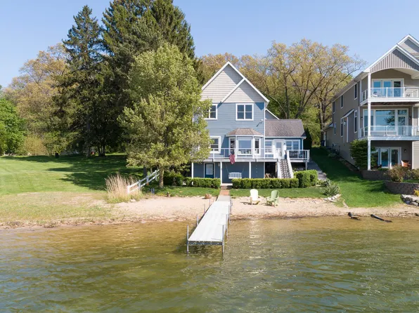 1401 E Crooked Lake Dr, Kalamazoo, MI 49009