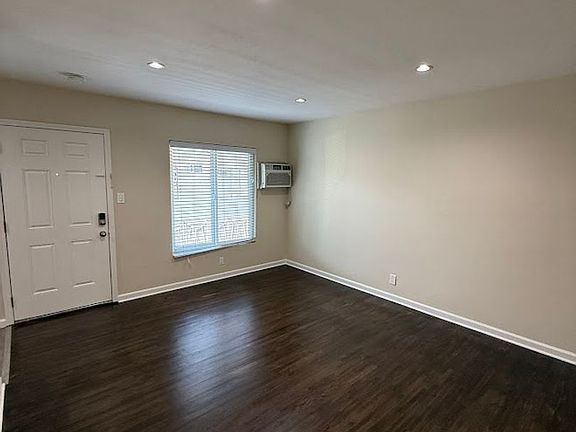 4th image of 15203 Dickens St #112