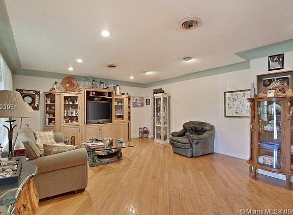 5th image of 411 SE 16th Ave