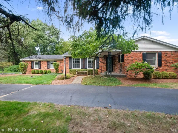 2074 Pear Tree Ln, Oakland, MI 48363