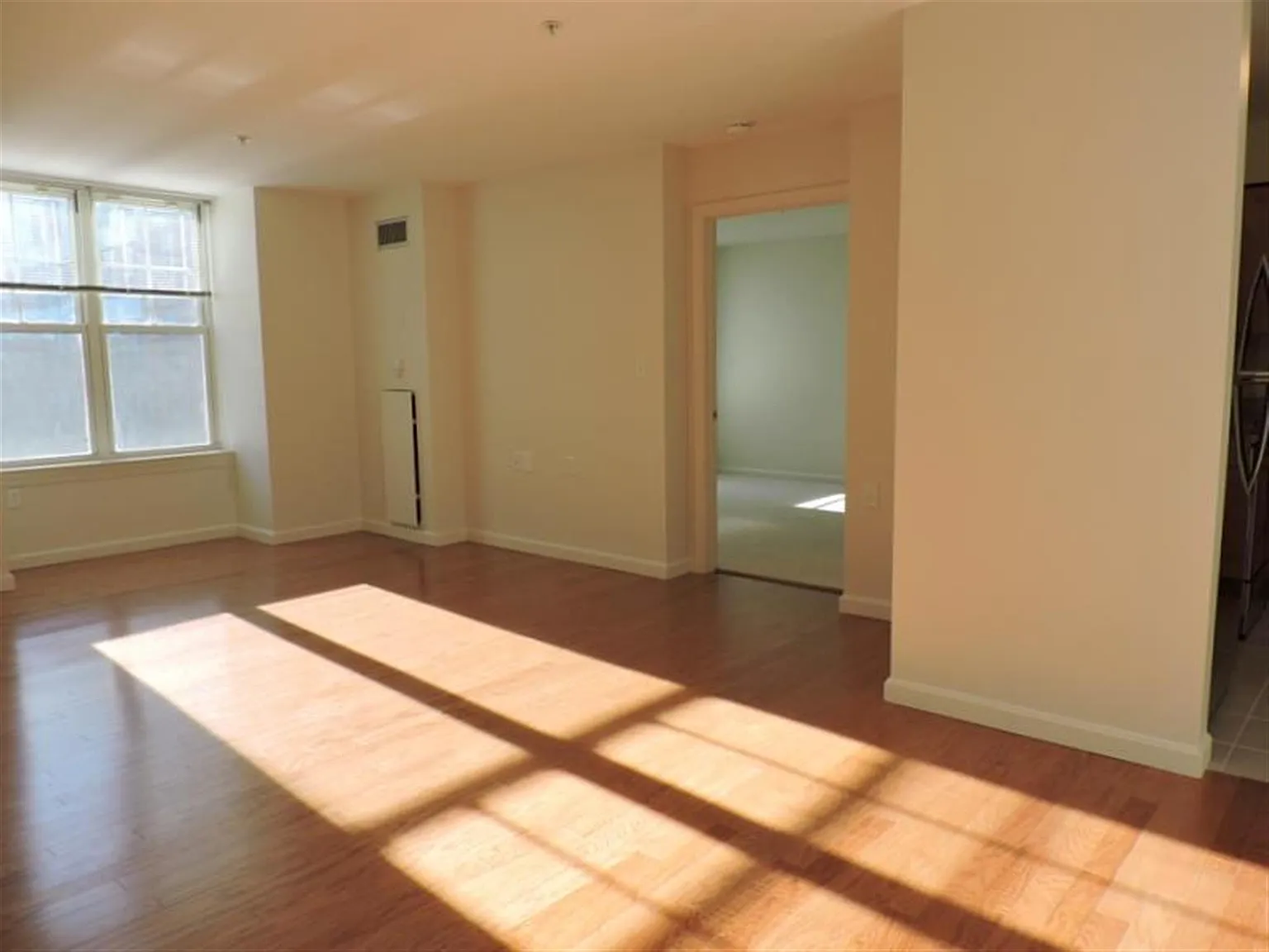 2 bed, 1000 sqft, $4,330 — Photo 4