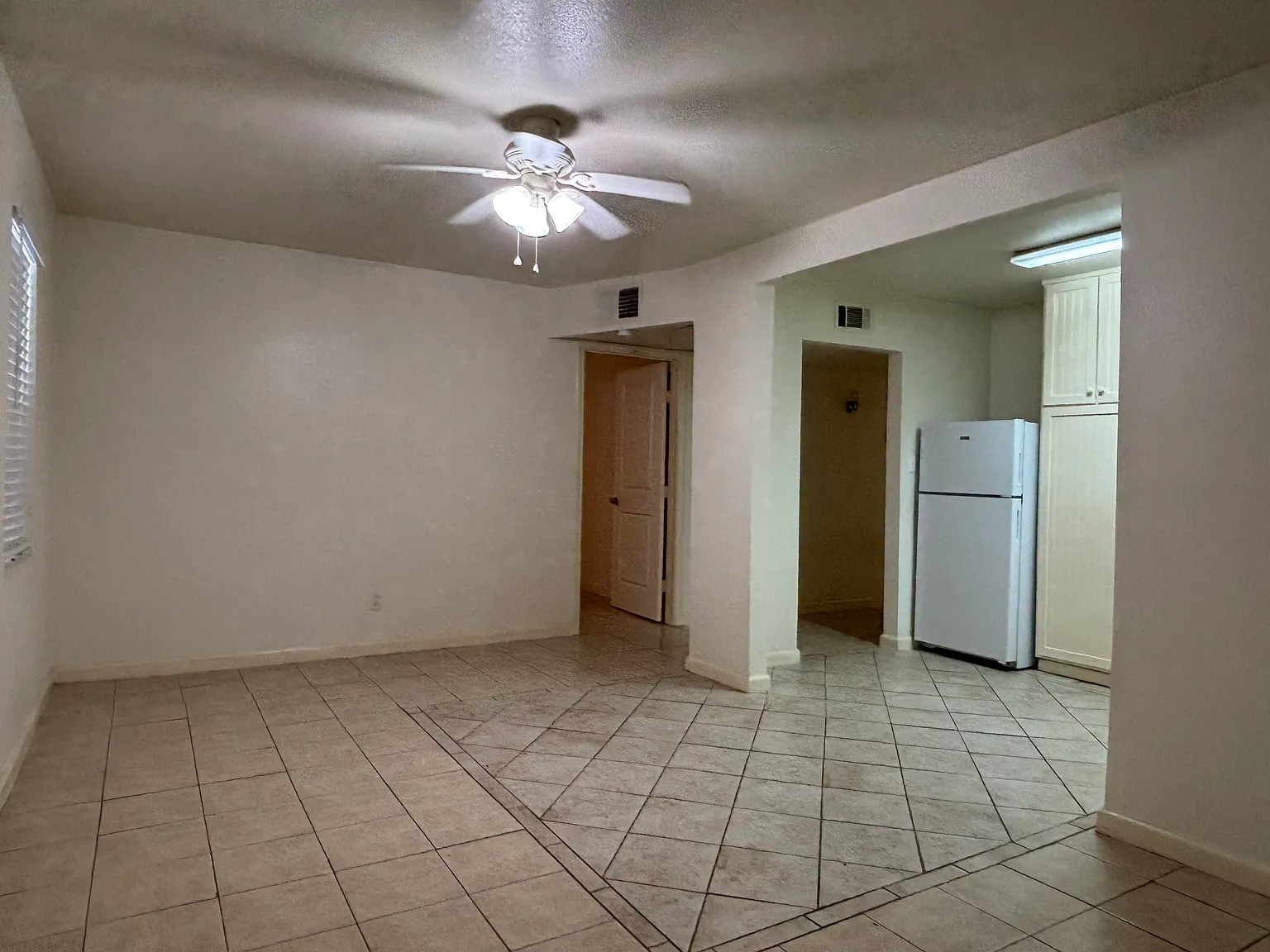 222 E Phillips Rd — Photo 3