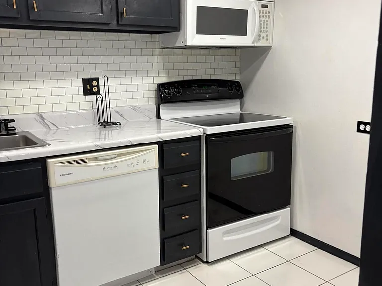 3660 Inverrary Dr #1B — Photo 4