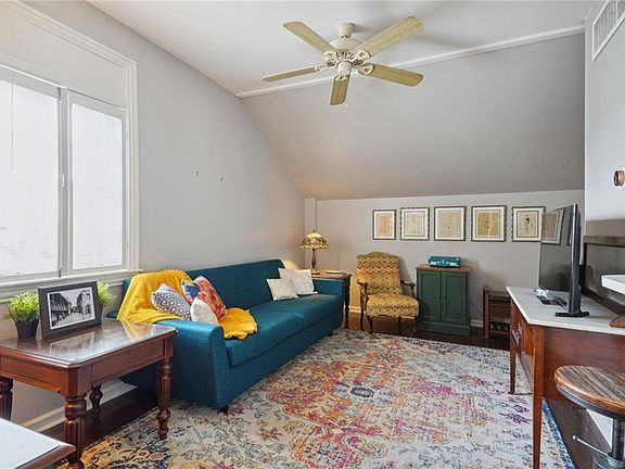 3rd image of 617 Dauphine St APT 5