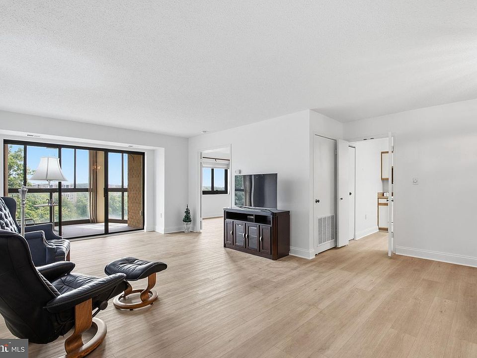 1st image of 15100 Interlachen Dr #4-822