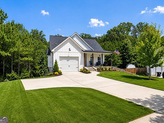 3rd image of 385 Surrey Ct