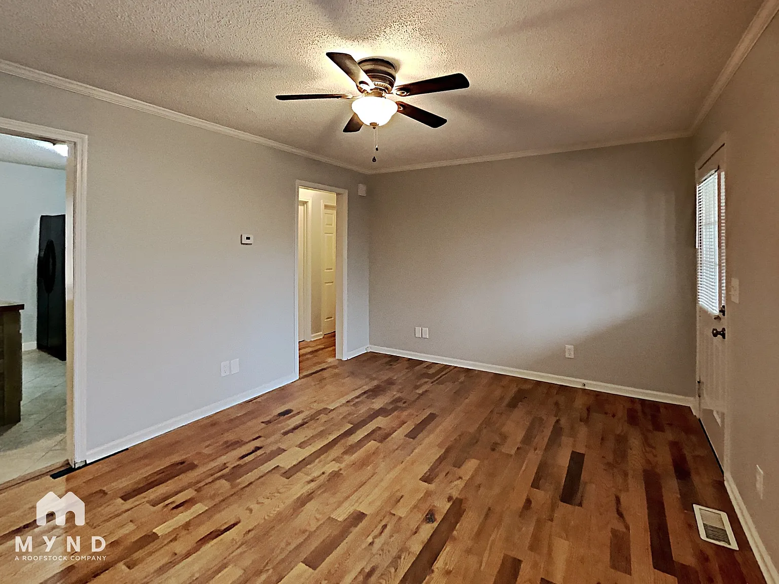 3 bed, 2.0 bath, 984 sqft, $1,745 — Photo 2