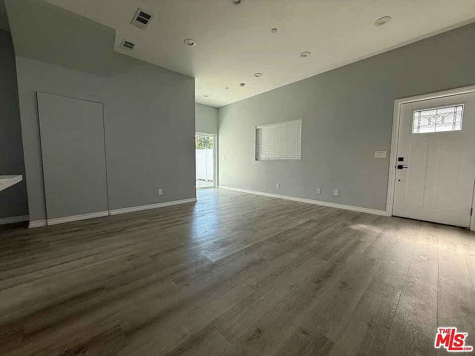 2 bed, 2.5 bath, 1000 sqft, $3,090 — Photo 2