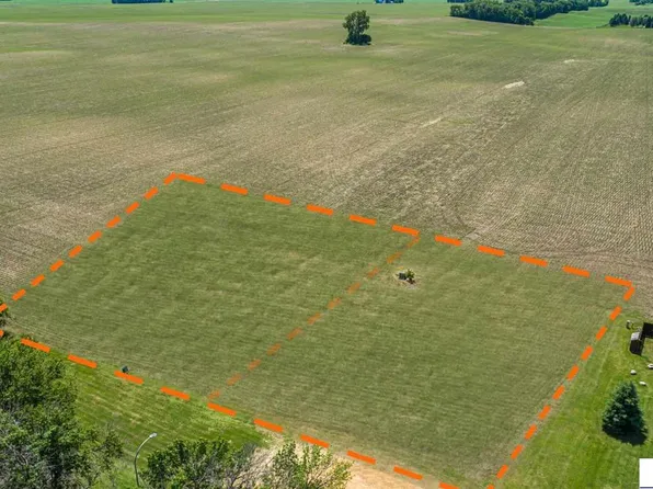 120 & 124 Kaukis Dr, Le Sueur, MN 56058