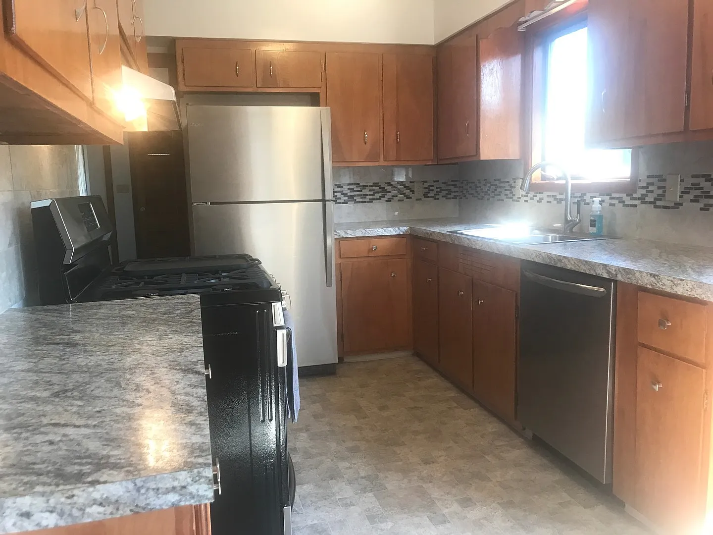 Mid-Century 4 bedroom, 2 full bath House with finished basement, yard, garage, & fireplace — Photo 3