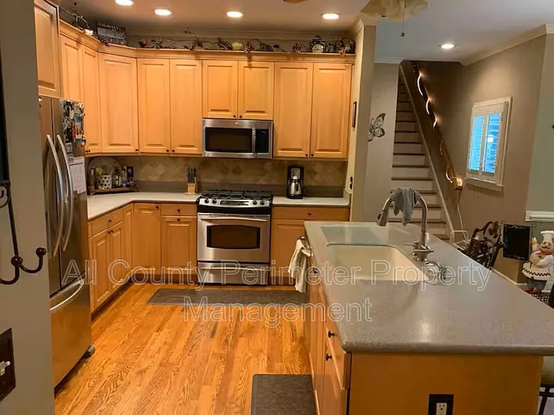 5 bed, 4.5 bath, 4526 sqft, $4,995 — Photo 4