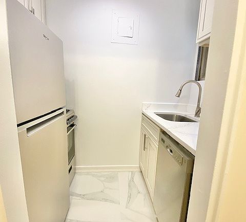 4th image of 225 E 46th St APT 3K